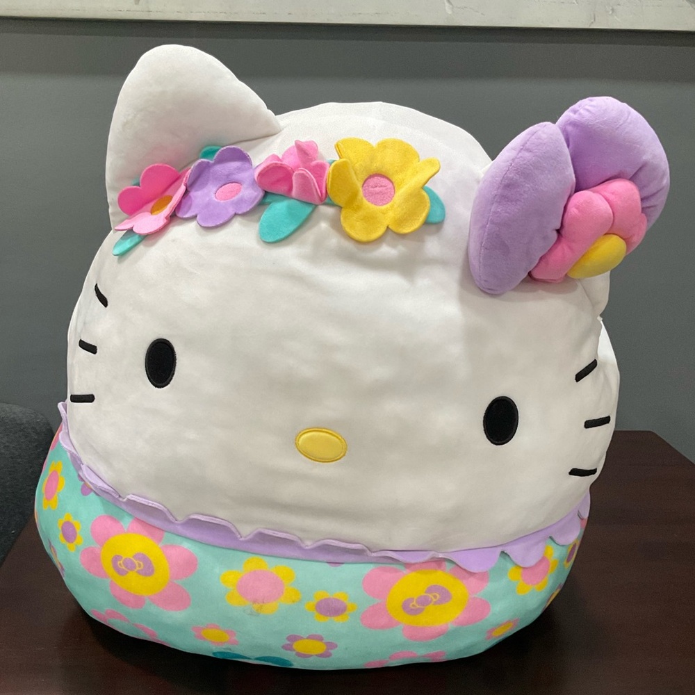 JUMBO HELLO KITTY SQUISHMALLOW